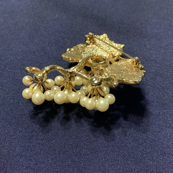 Vintage faux cluster pearl grape leafs and rhinestone brooch - Picture 4 of 5